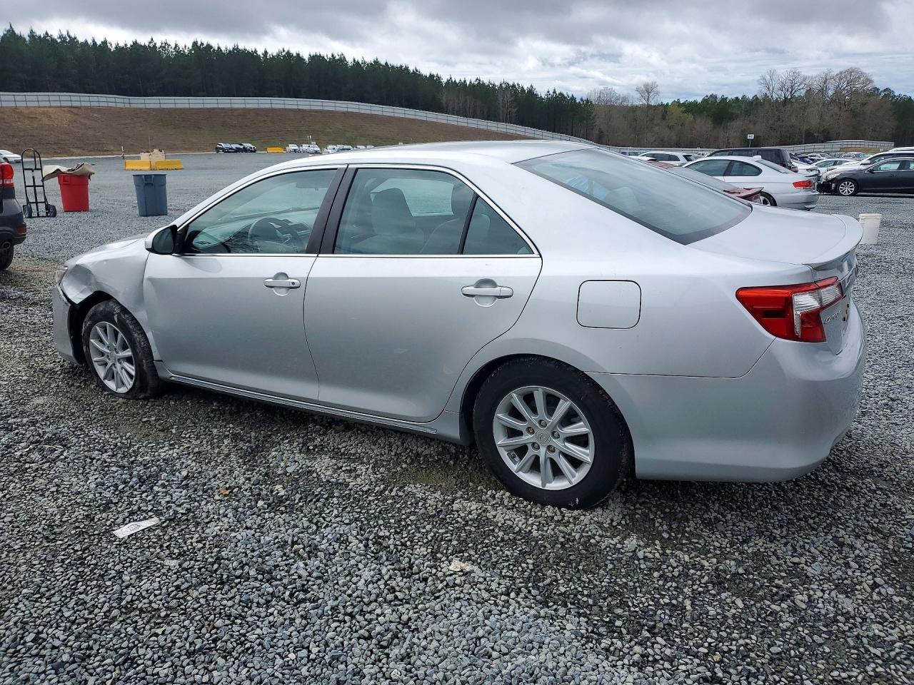 2014 Toyota Camry Le - zdjęcie 2