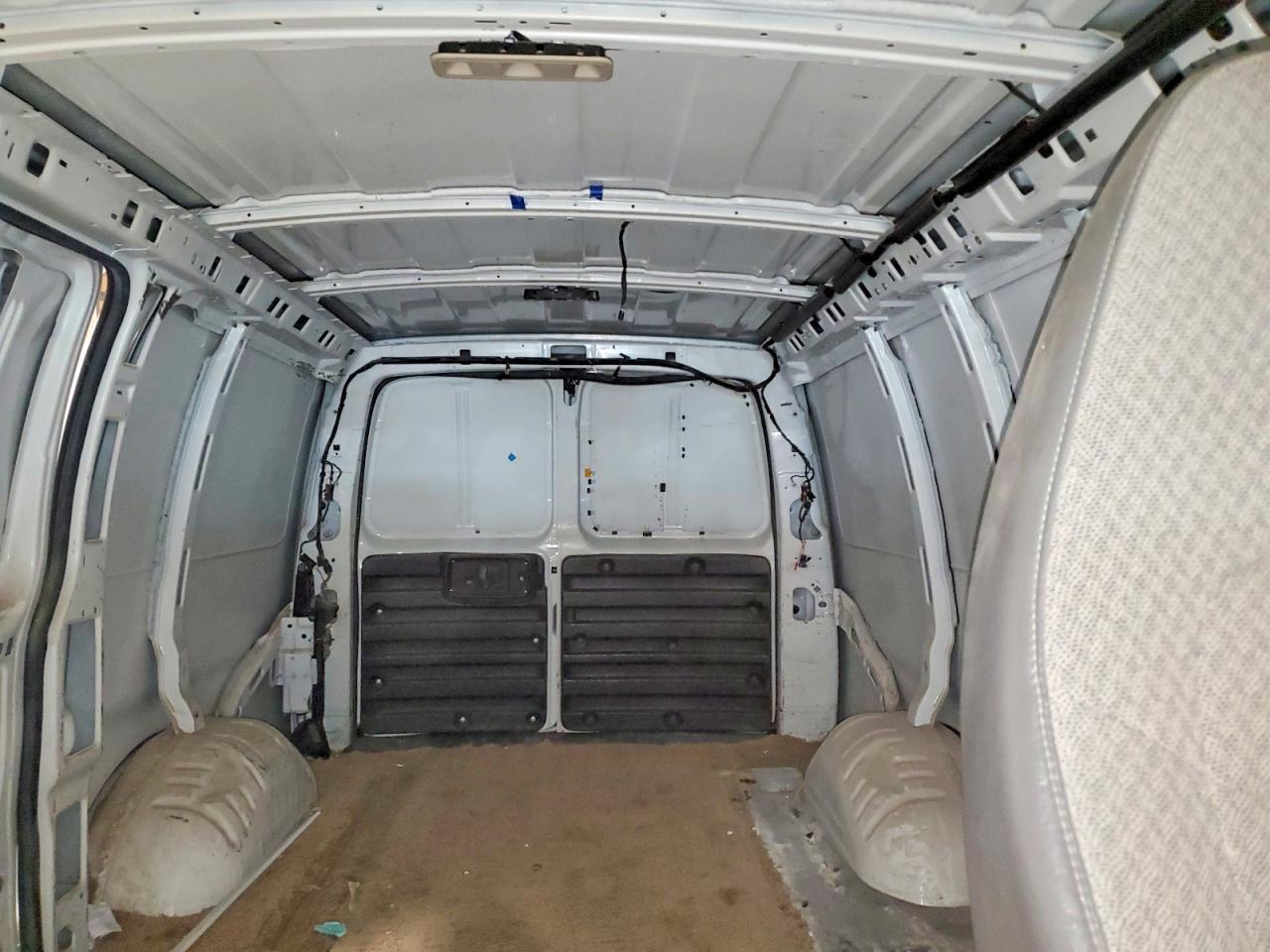 2015 Chev Express G2500 - zdjęcie 10