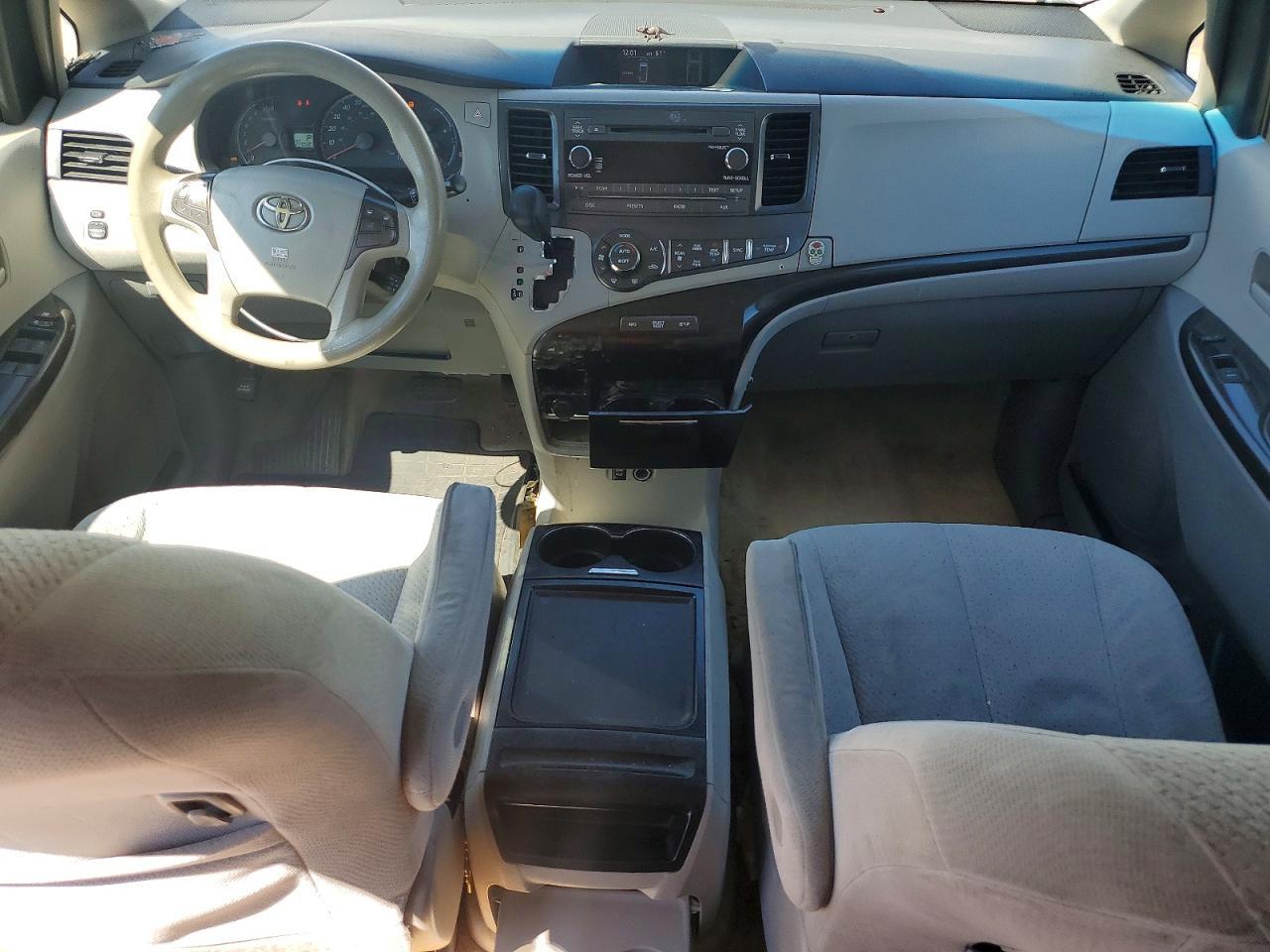 2013 Toyota Sienna Le 8-Passenger - zdjęcie 8
