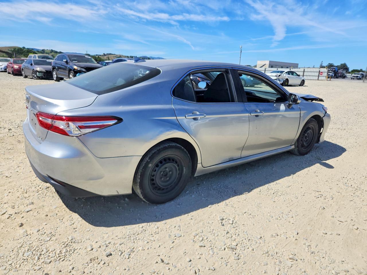 2020 Toyota Camry Hybrid Le - zdjęcie 3