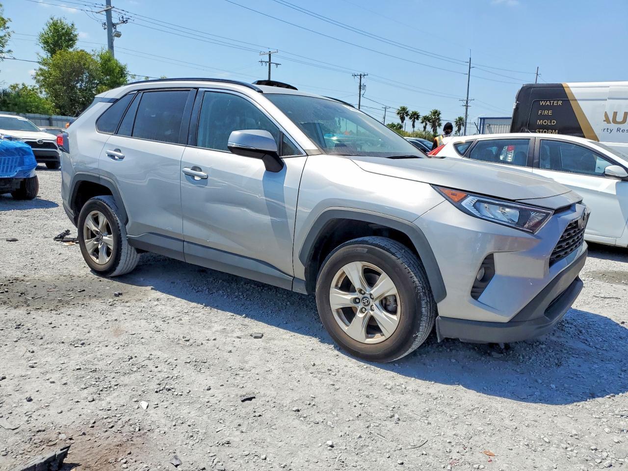 2021 Toyota Rav4 Xle - zdjęcie 4
