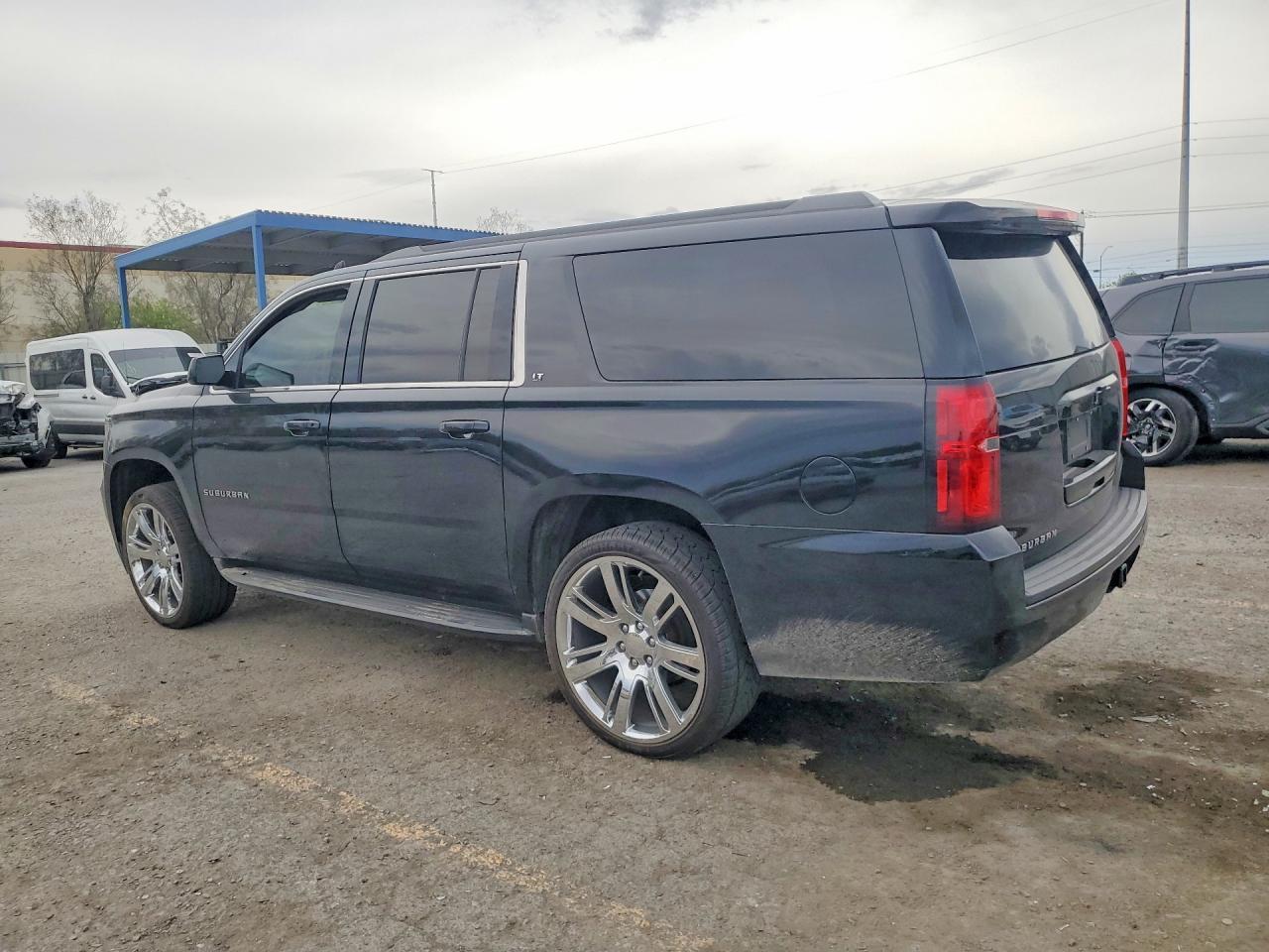 2018 Chevrolet Suburban C1500 Lt - zdjęcie 2