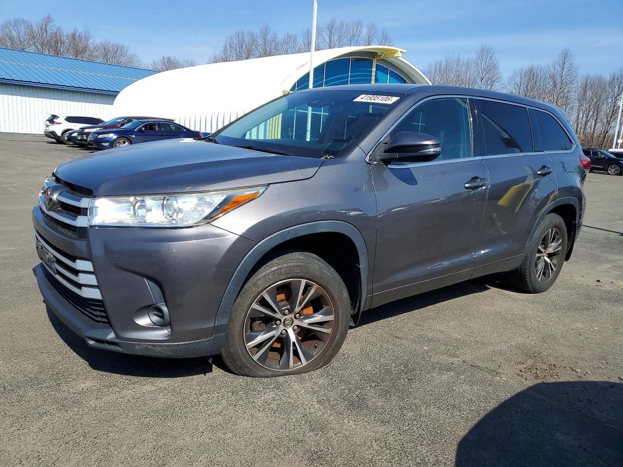 2017 Toyota Highlander Le - zdjęcie główne