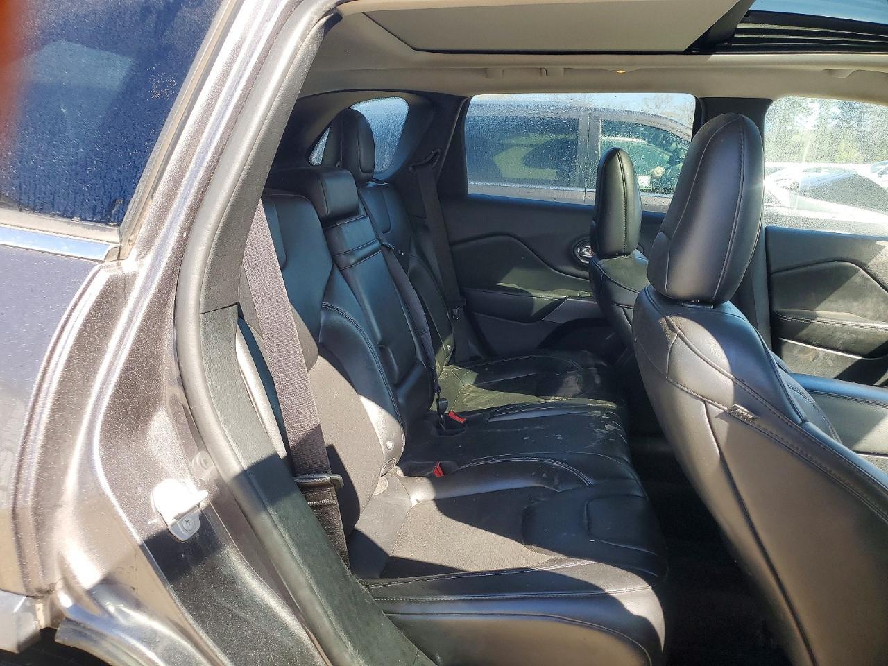 2019 Jeep Cherokee Latitude Plus - zdjęcie 11