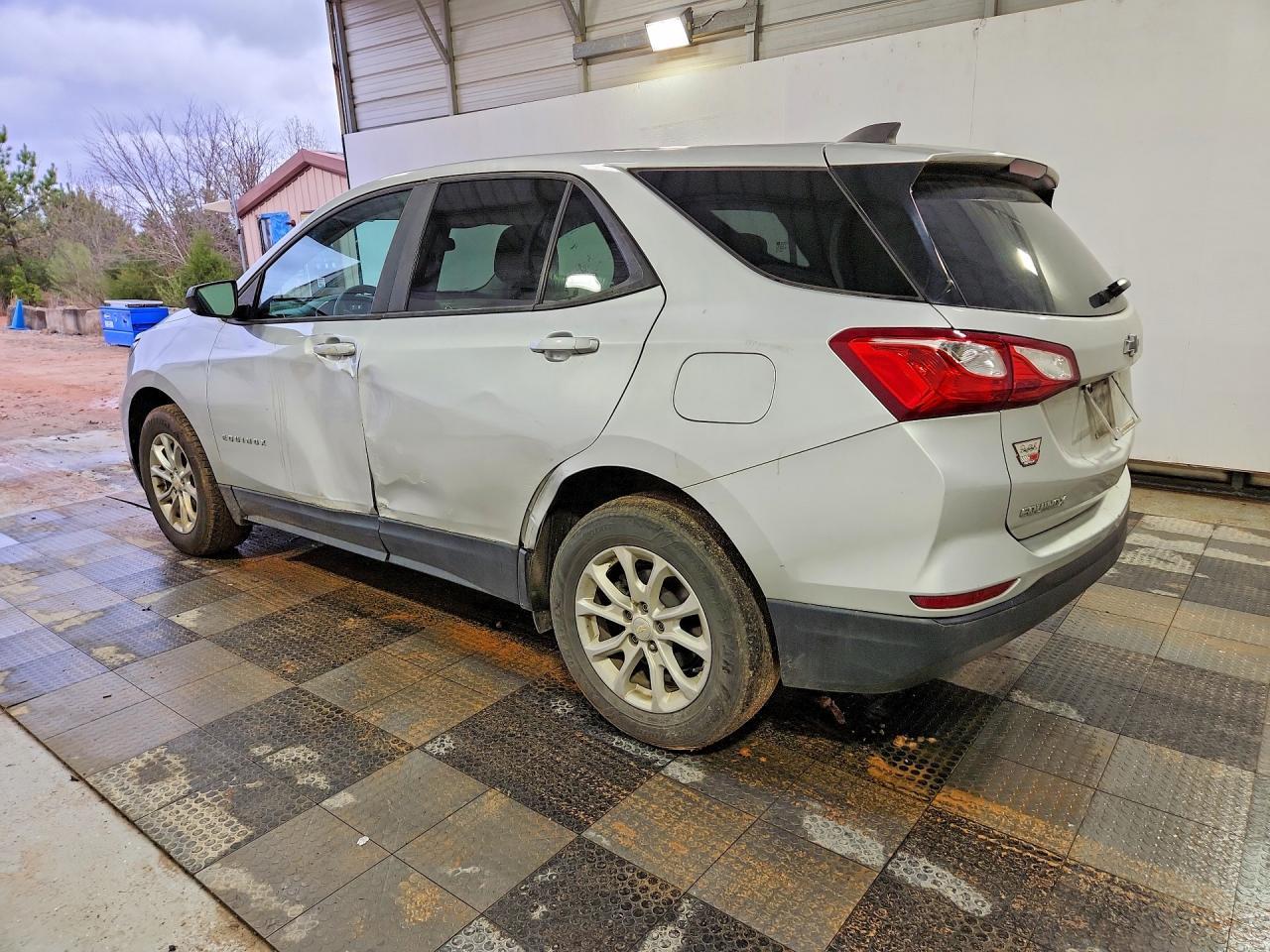 2020 Chevrolet Equinox Ls - zdjęcie 2