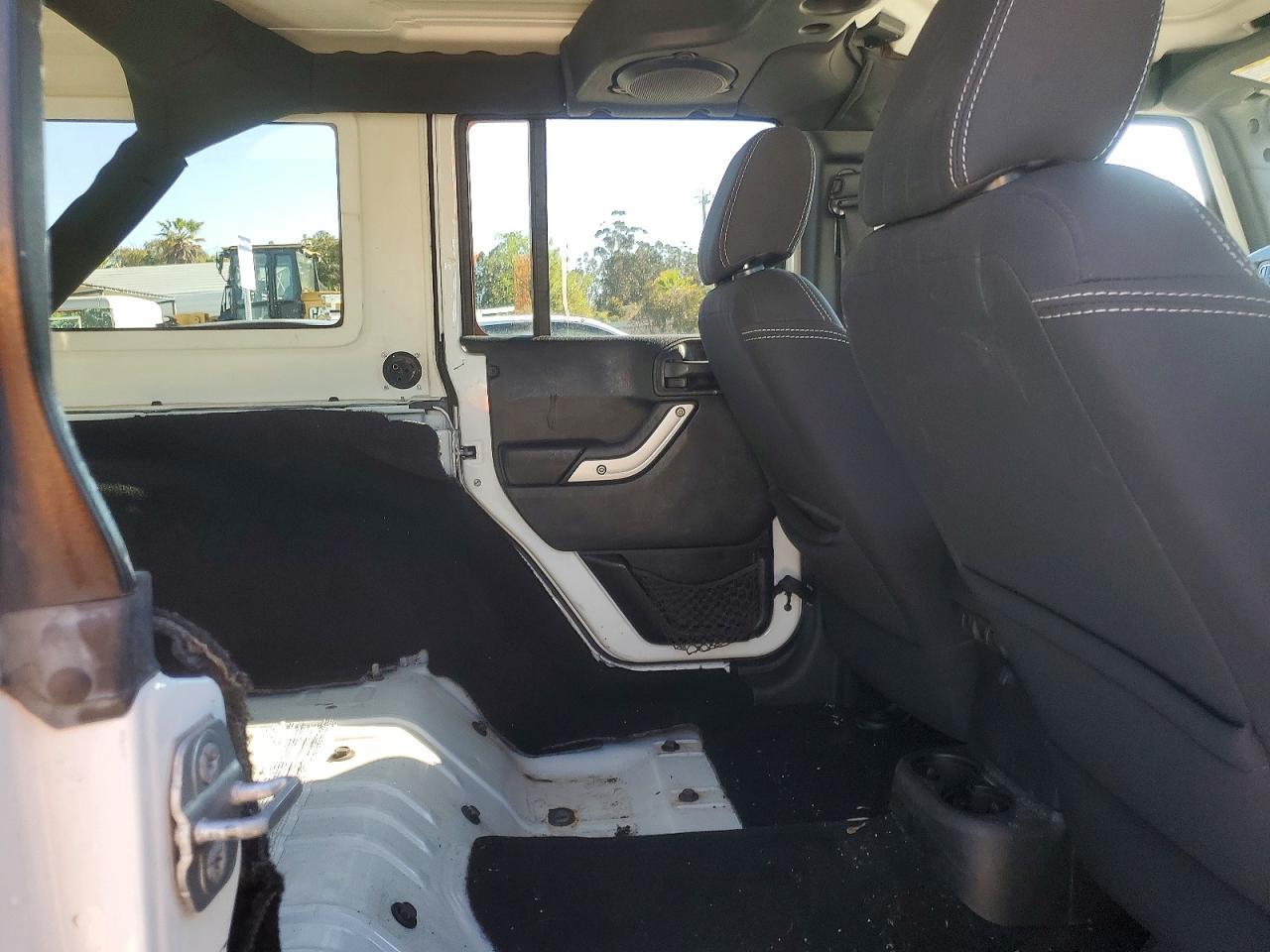 2014 Jeep Wrangler Unlimited Sahara - zdjęcie 10