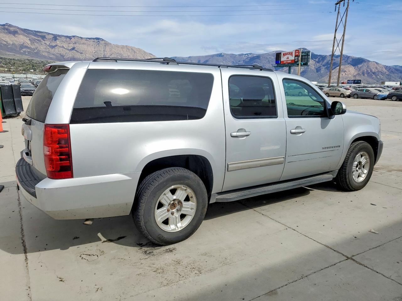 2013 Chevrolet Suburban C1500 Ls - zdjęcie 3