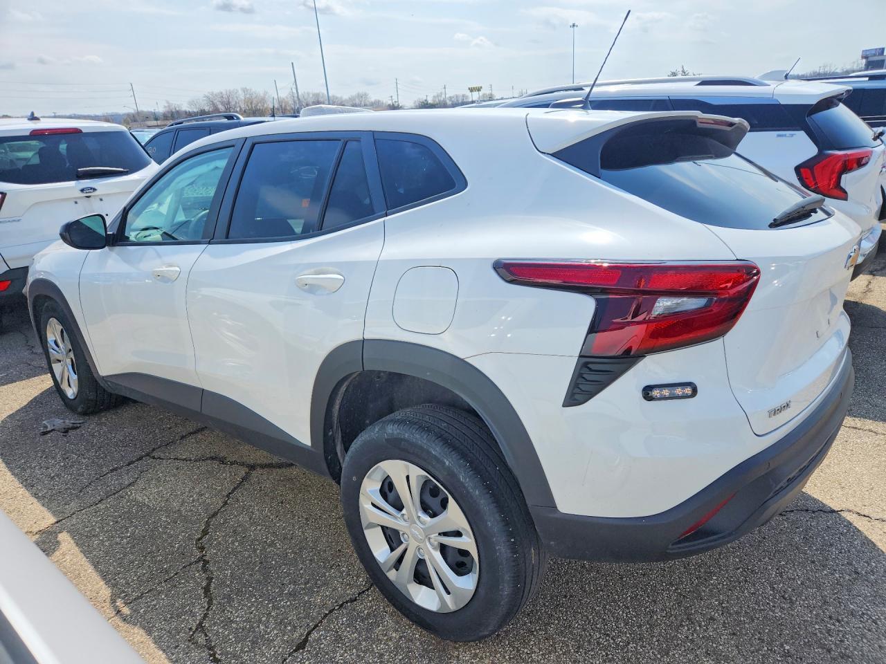 2025 Chevrolet Trax Ls - zdjęcie 2