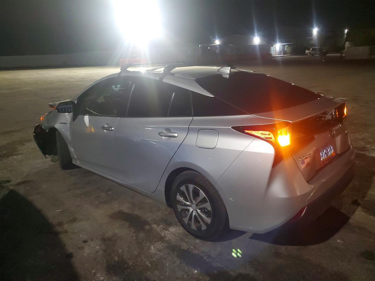 2021 Toyota Prius L Eco - zdjęcie 2