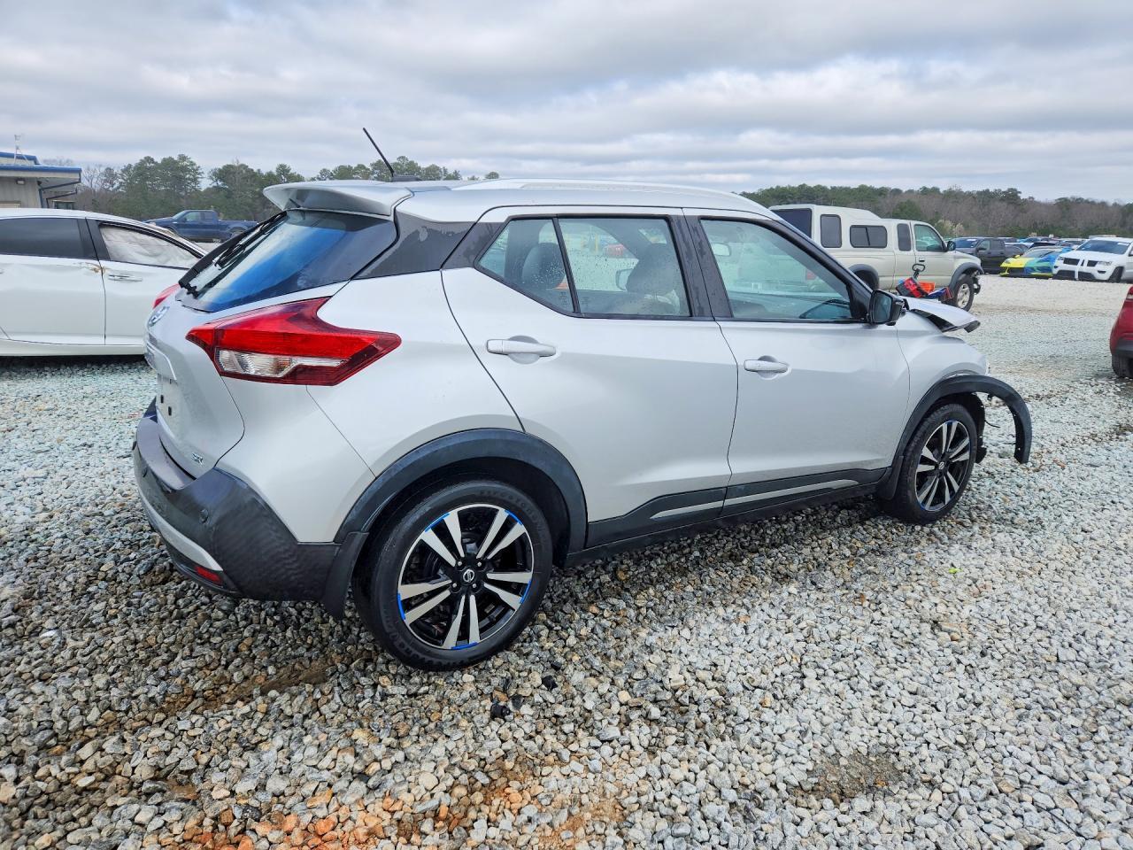 2020 Nissan Kicks Sr - zdjęcie 3