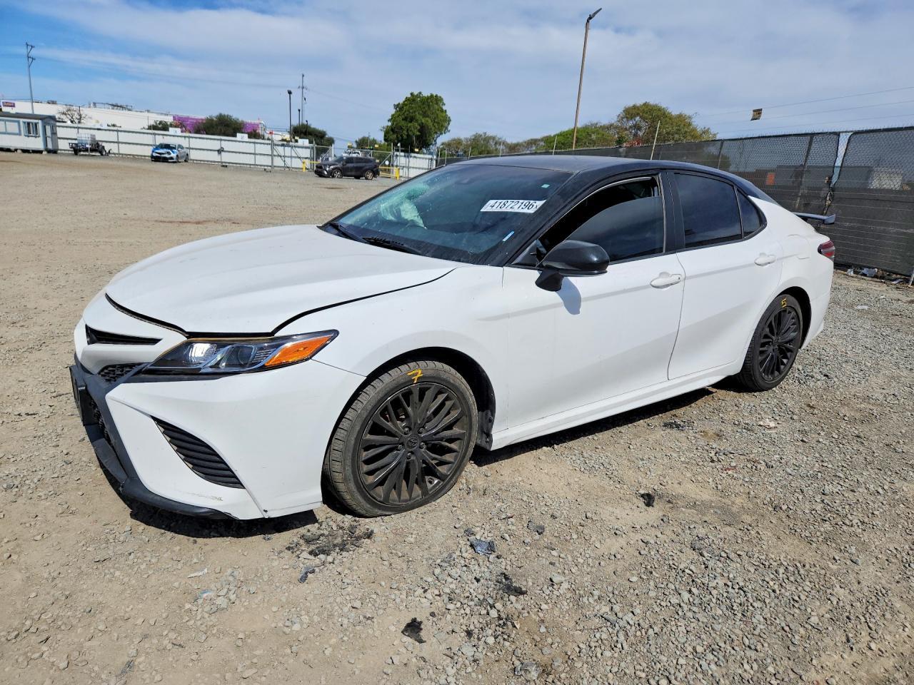 2020 Toyota Camry Se - zdjęcie główne