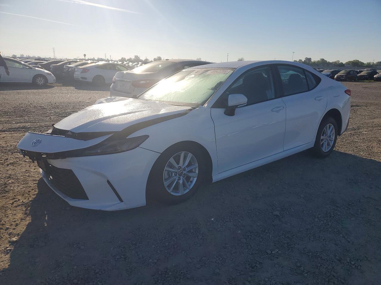 2025 Toyota Camry Le - zdjęcie główne