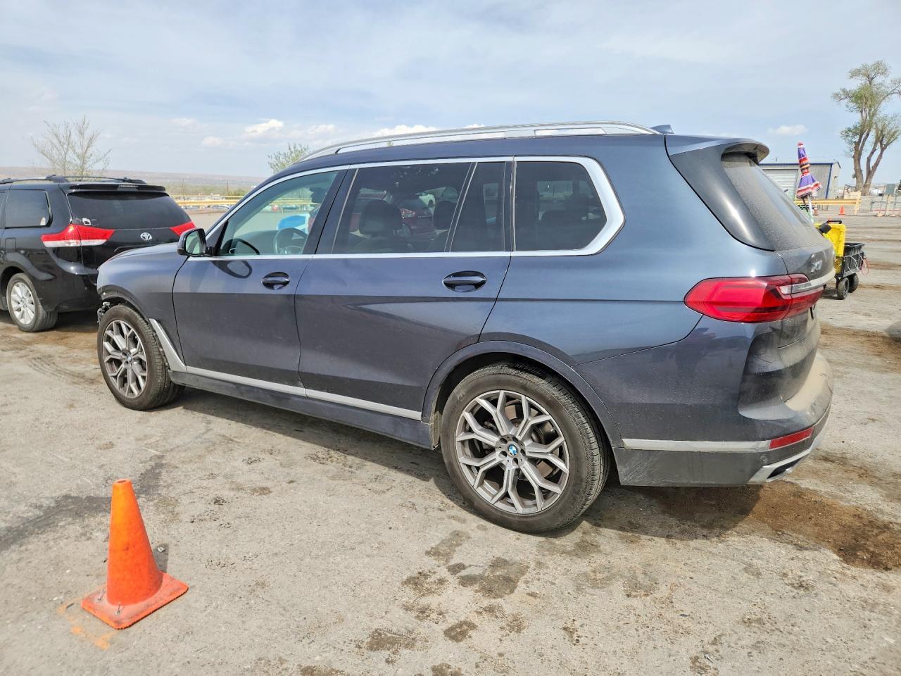 2022 BMW X7 xDrive40I - zdjęcie 2