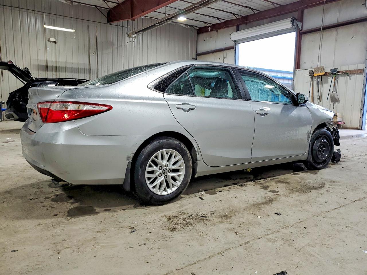 2017 Toyota Camry Le - zdjęcie 3