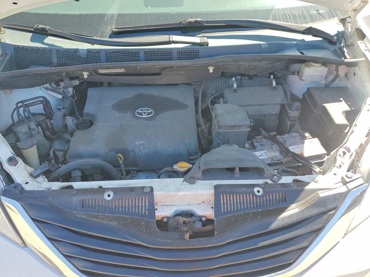 2013 Toyota Sienna Le 8-Passenger - zdjęcie 12
