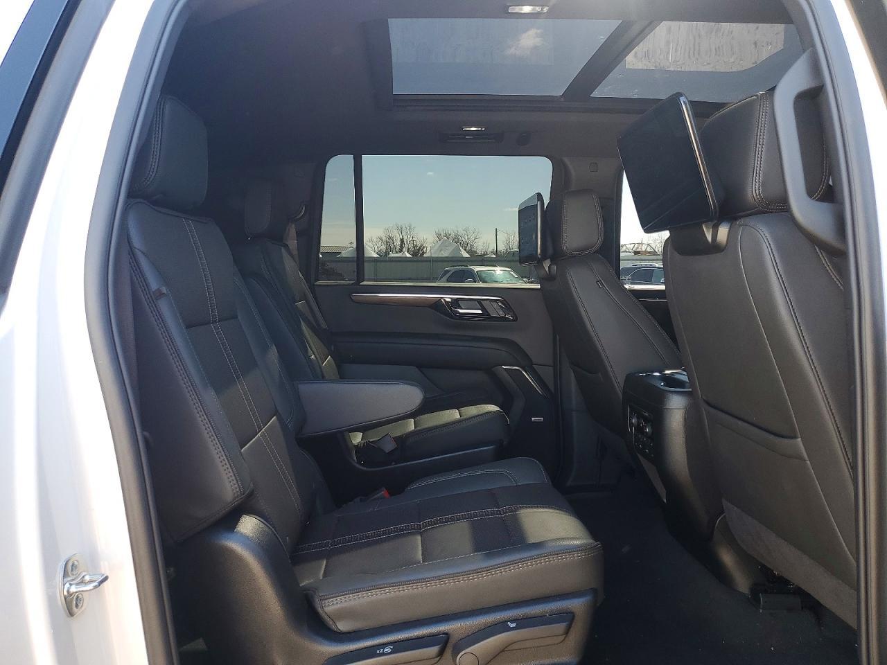 2025 Chevrolet Suburban K1500 High Country - zdjęcie 11