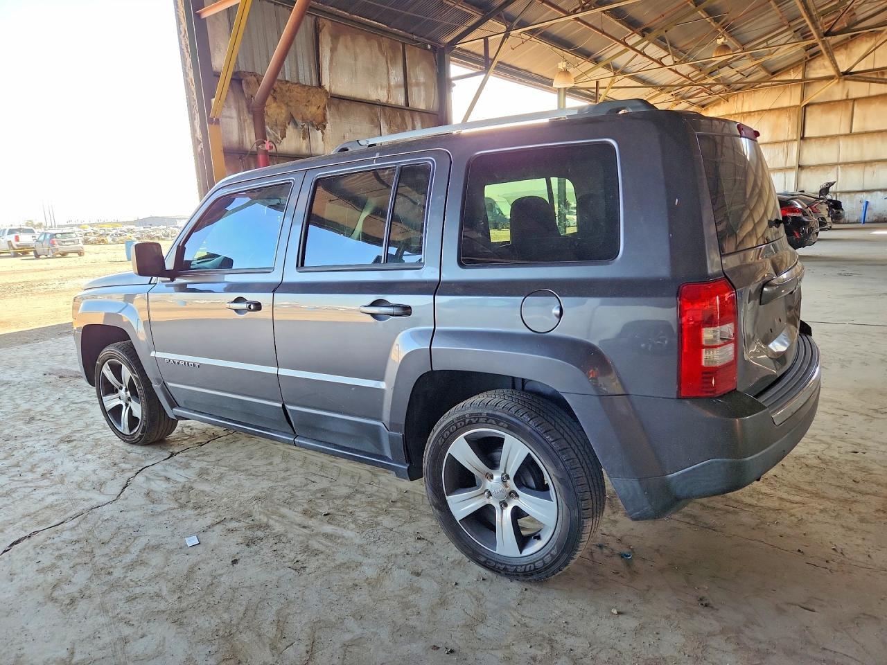 2016 Jeep Patriot Latitude - zdjęcie 2