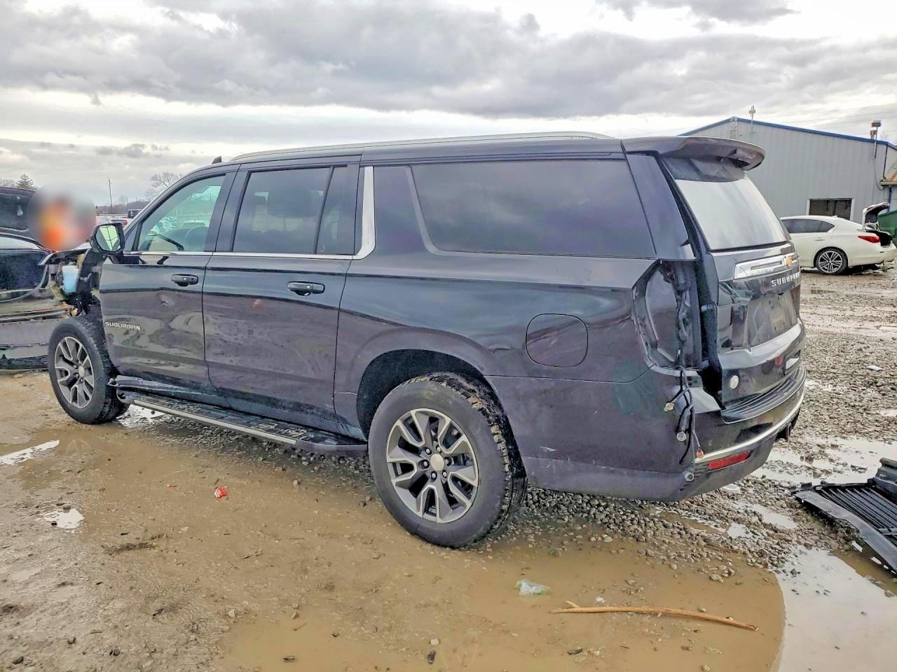 2021 Chevrolet Suburban K1500 Lt - zdjęcie 2