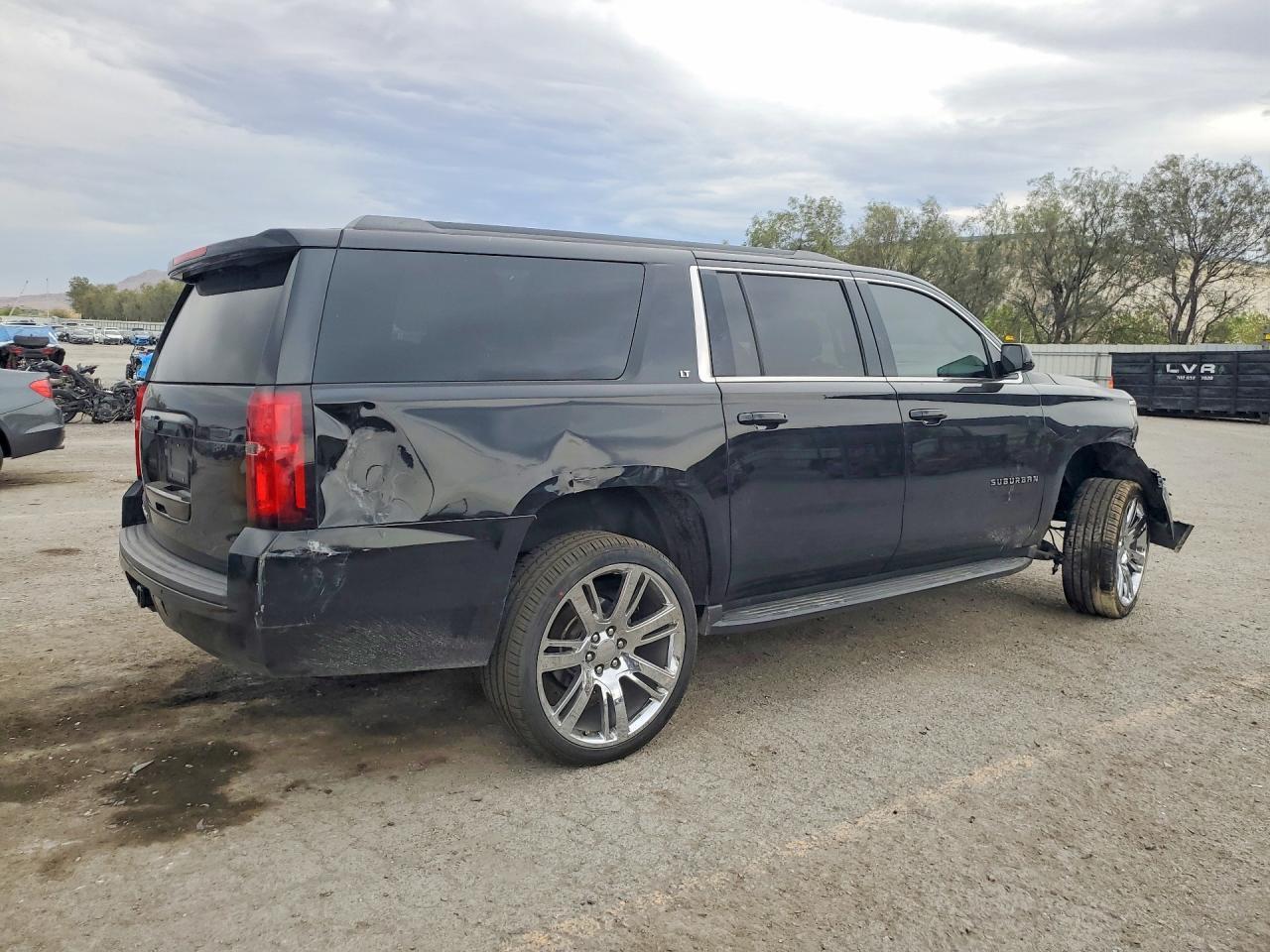2018 Chevrolet Suburban C1500 Lt - zdjęcie 3