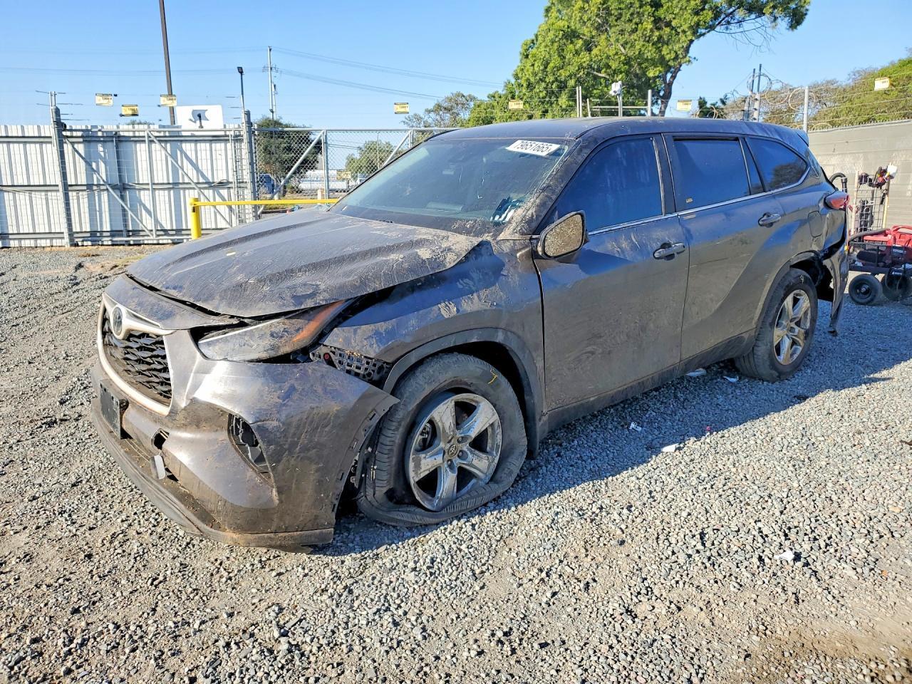 2023 Toyota Highlander Le - zdjęcie główne