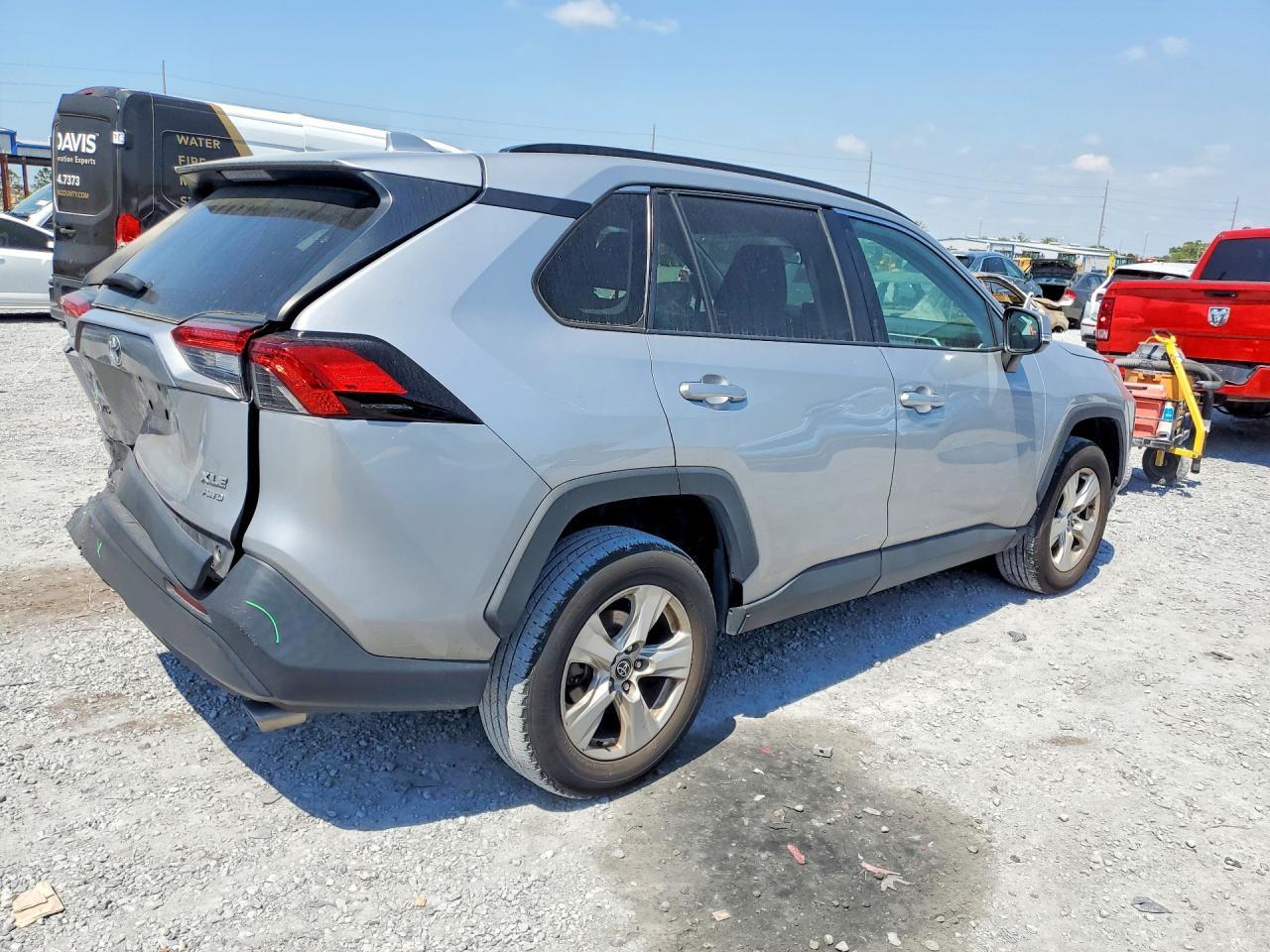 2021 Toyota Rav4 Xle - zdjęcie 3