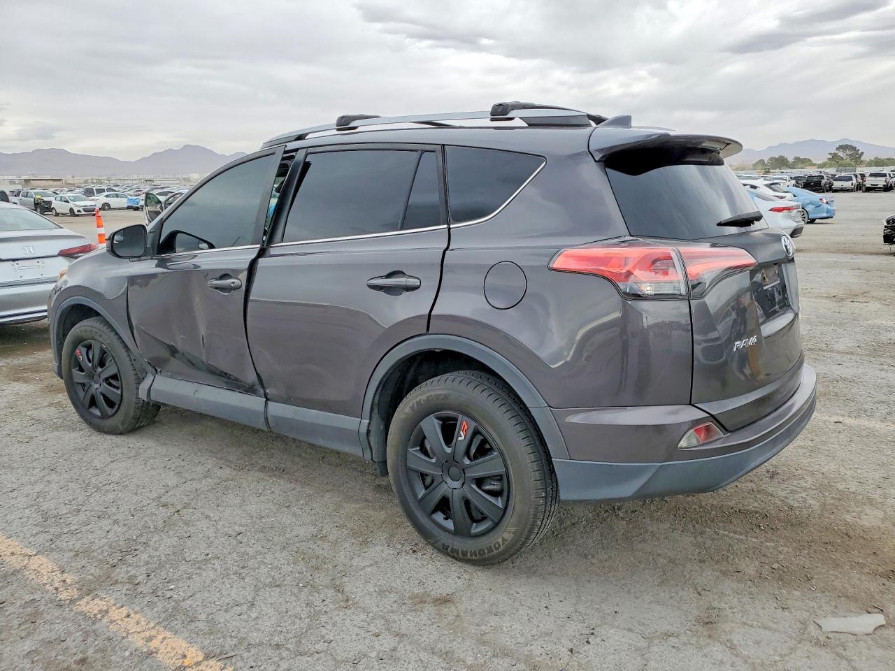 2017 Toyota Rav4 Le - zdjęcie 2
