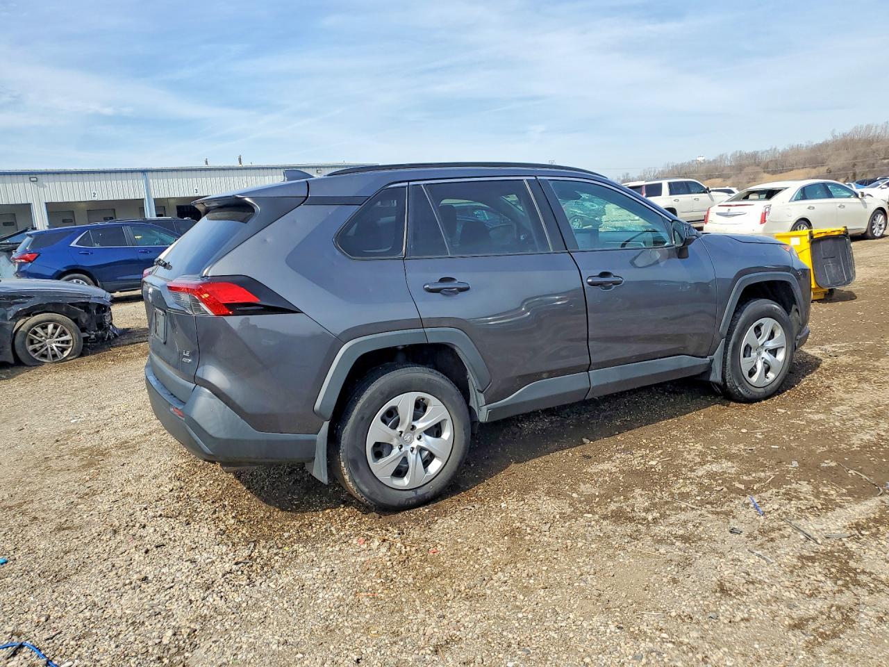2021 Toyota Rav4 Le - zdjęcie 3