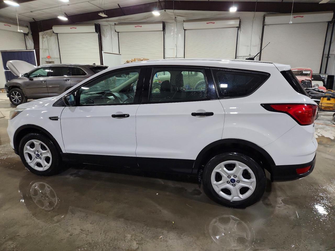2019 Ford Escape S - zdjęcie 2