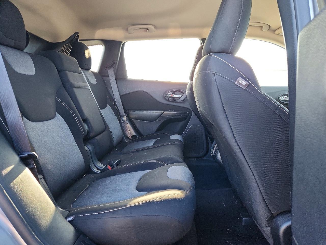 2016 Jeep Cherokee Sport - zdjęcie 11