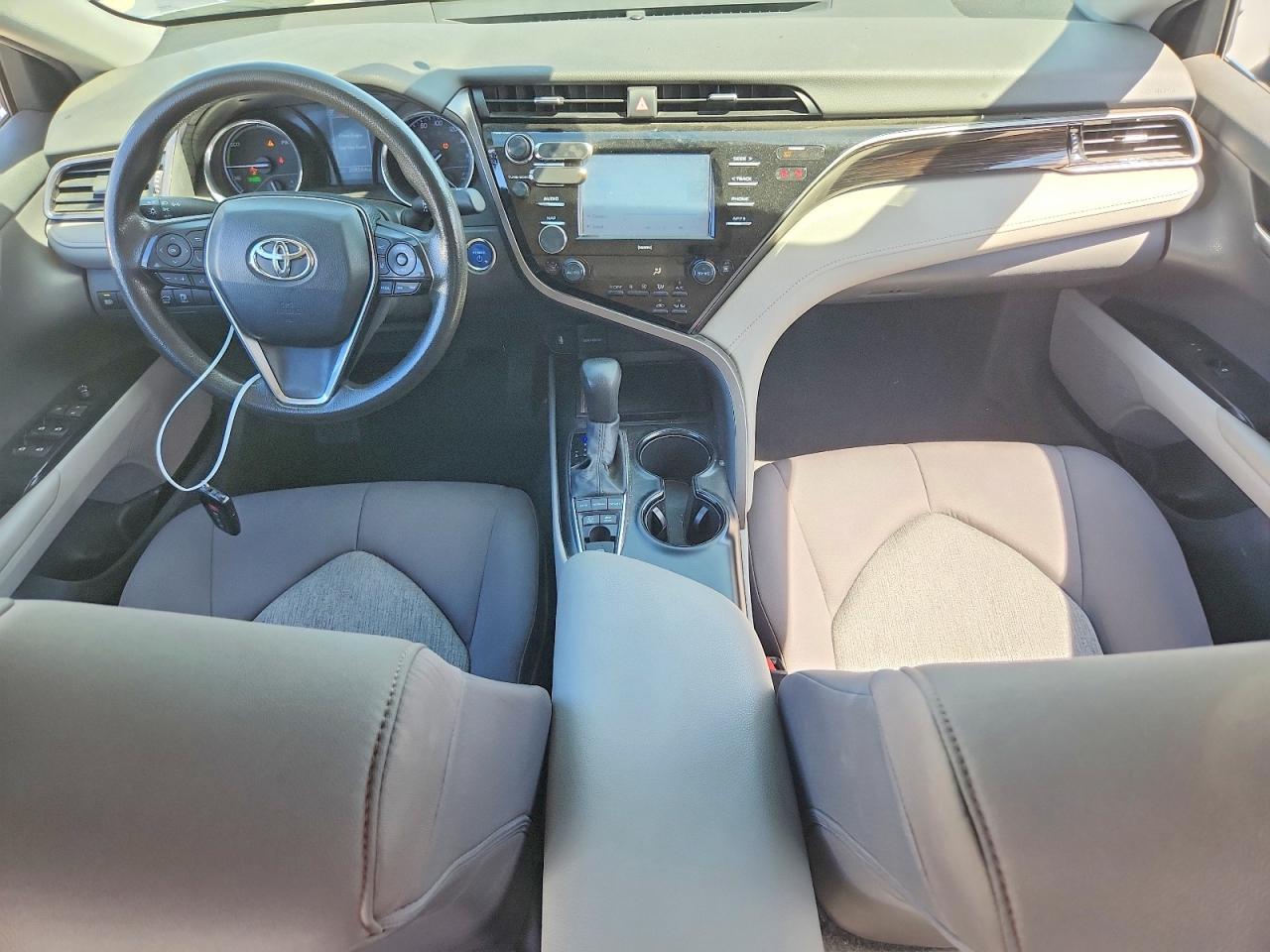 2020 Toyota Camry Hybrid Le - zdjęcie 8