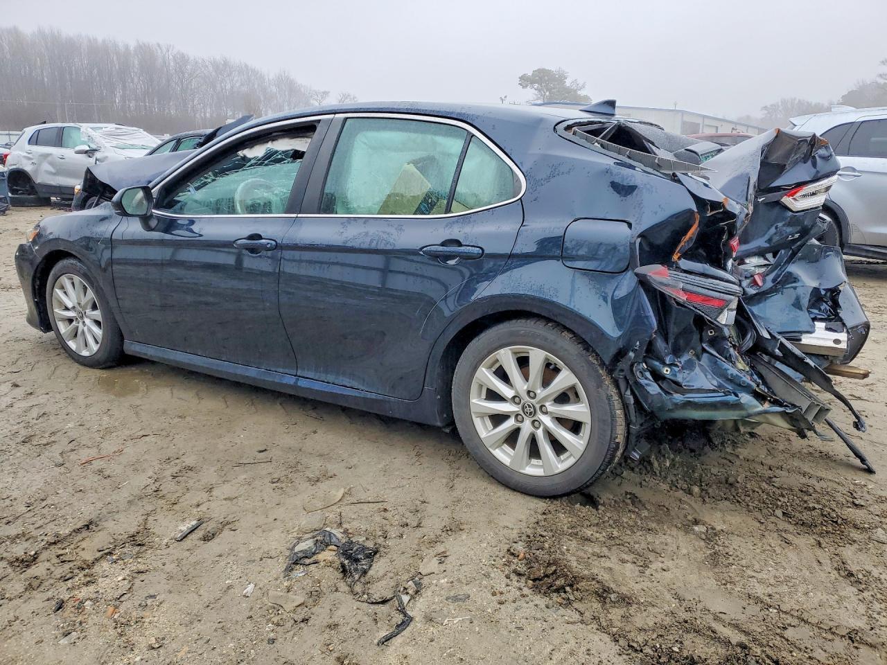 2020 Toyota Camry Le - zdjęcie 2