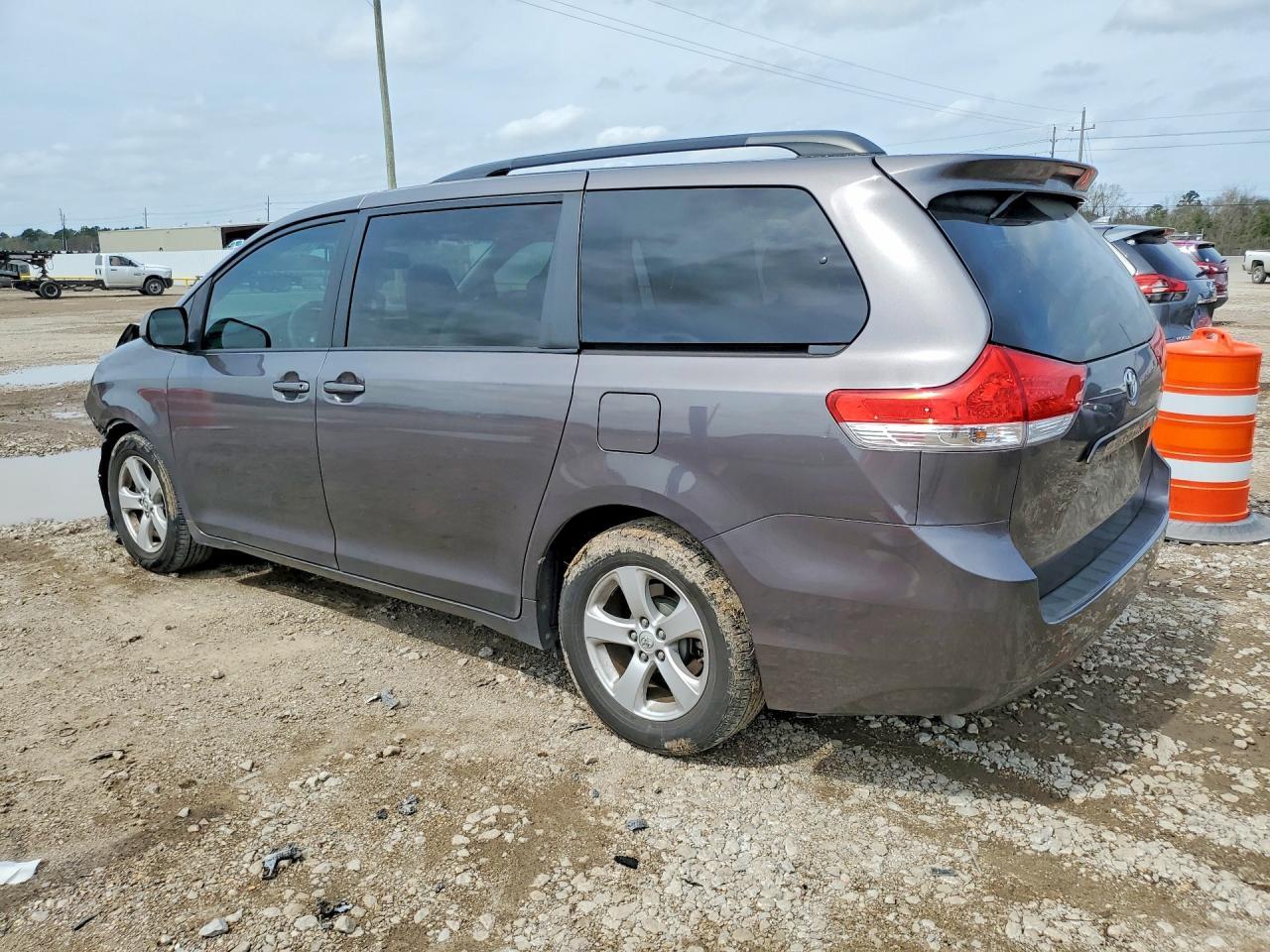 2013 Toyota Sienna Le 8-Passenger - zdjęcie 2