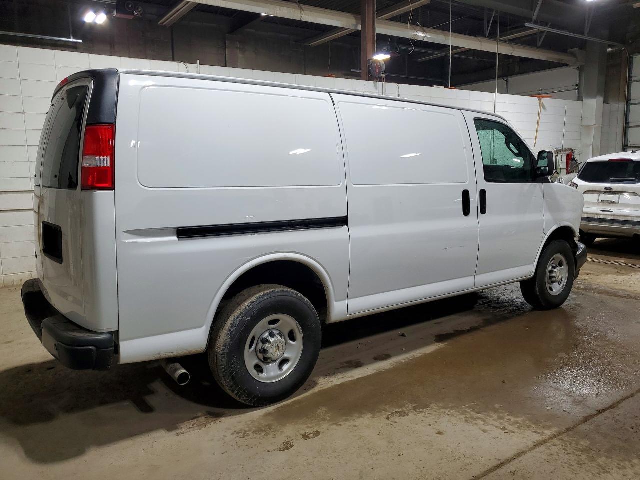 2020 Chevrolet G2500 Expr - zdjęcie 3