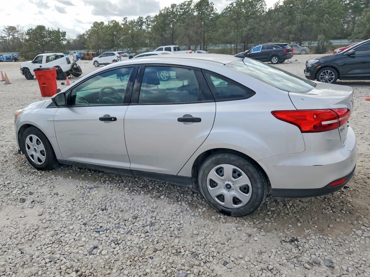 2017 Ford Focus S - zdjęcie 2