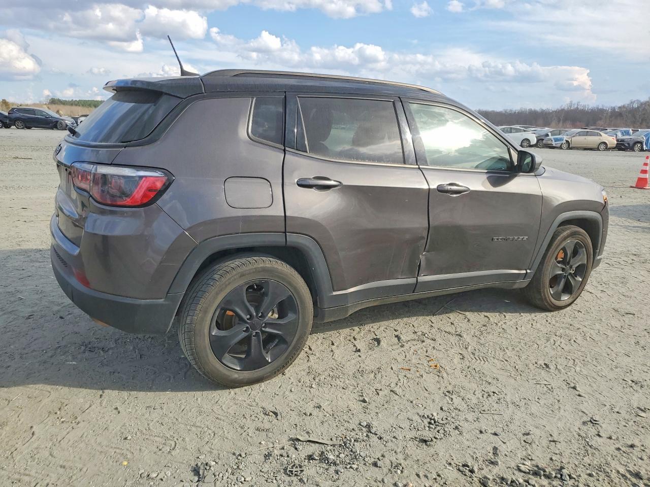 2021 Jeep Compass Latitude - zdjęcie 3
