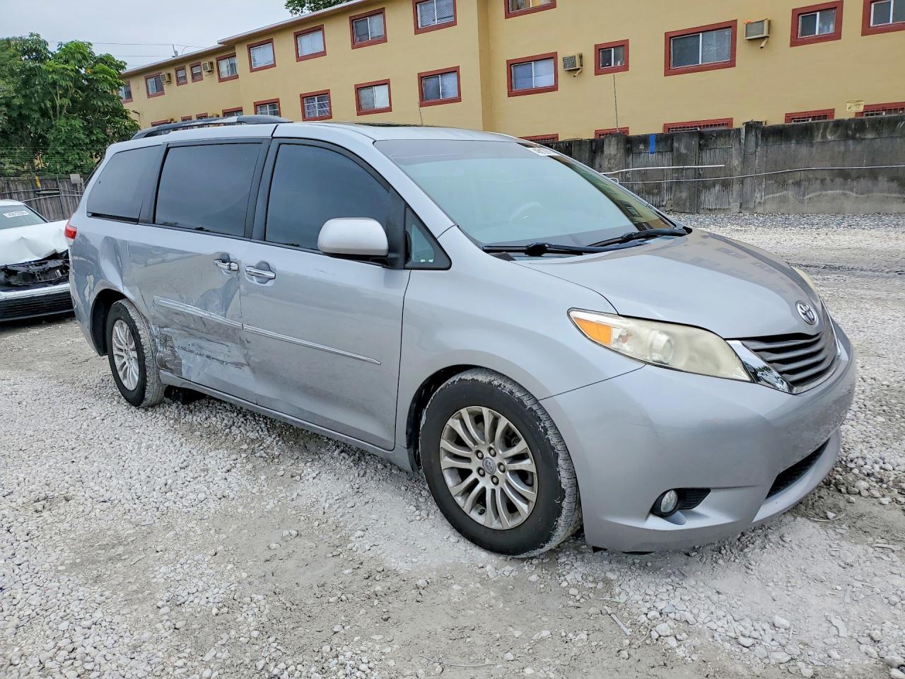 2013 Toyota Sienna Xle 8-Passenger - zdjęcie 4