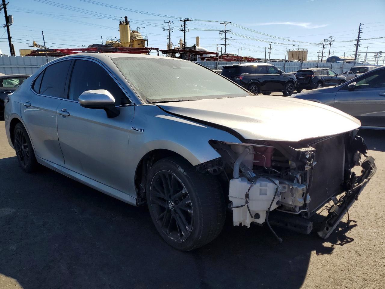 2020 Toyota Camry Hybrid Le - zdjęcie 4