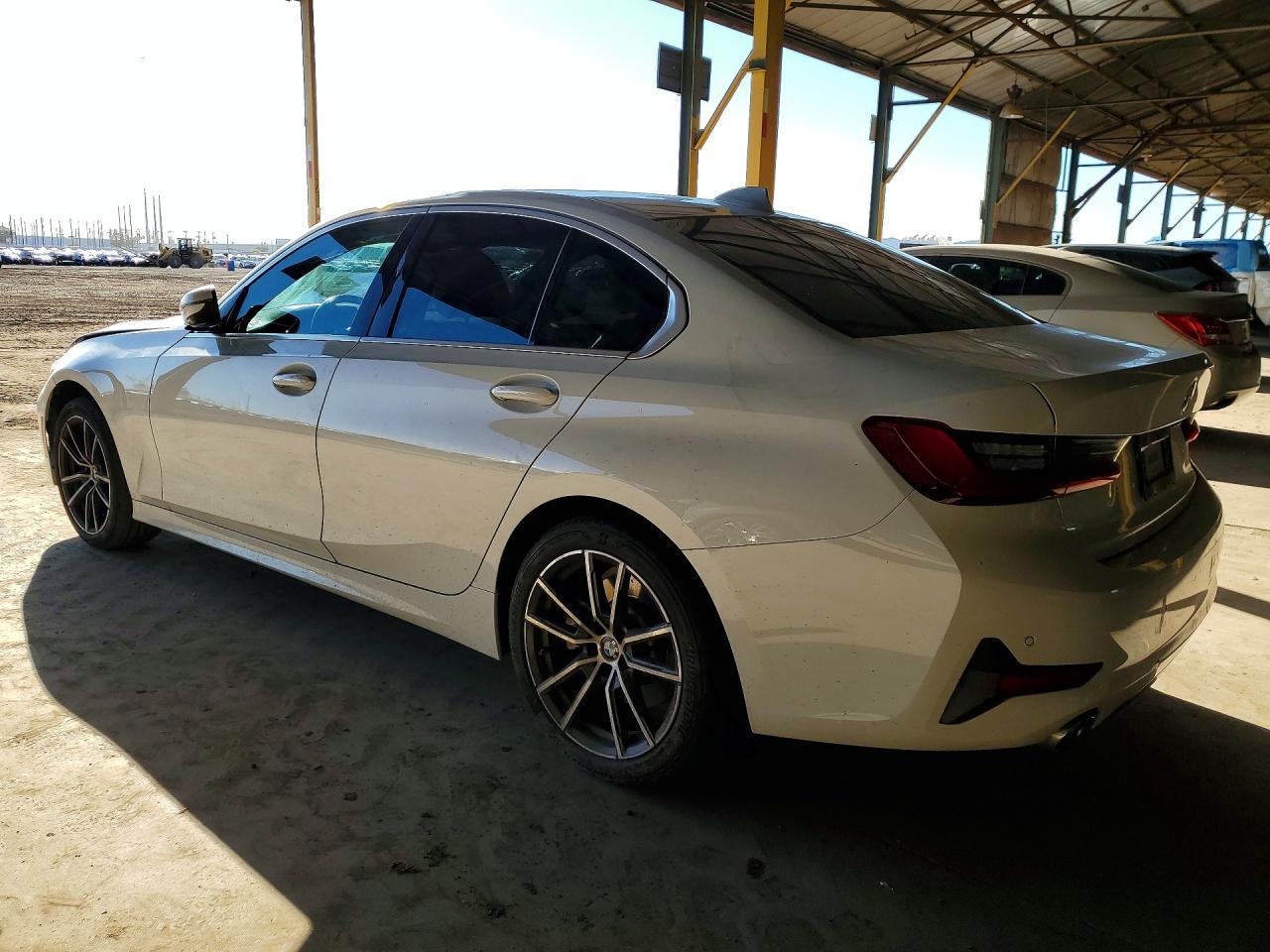 2021 BMW 330I - zdjęcie 2