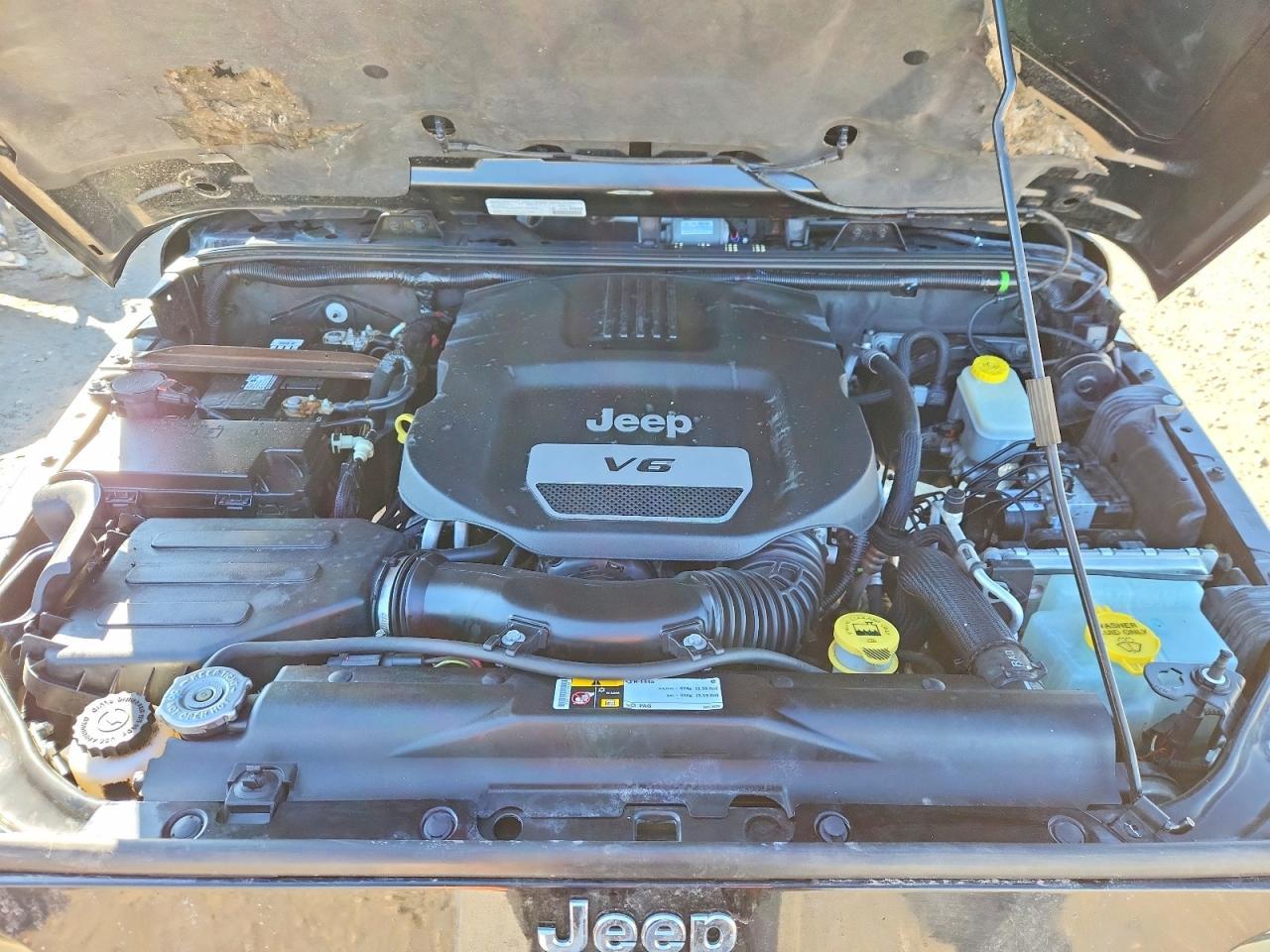 2014 Jeep Wrangler Sahara - zdjęcie 11