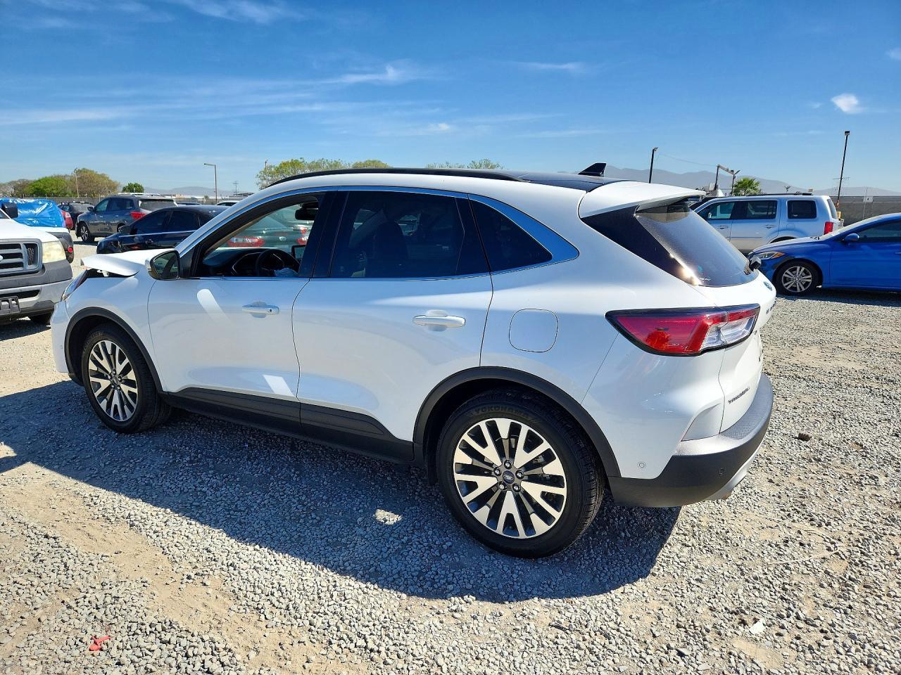 2020 Ford Escape Titanium - zdjęcie 2