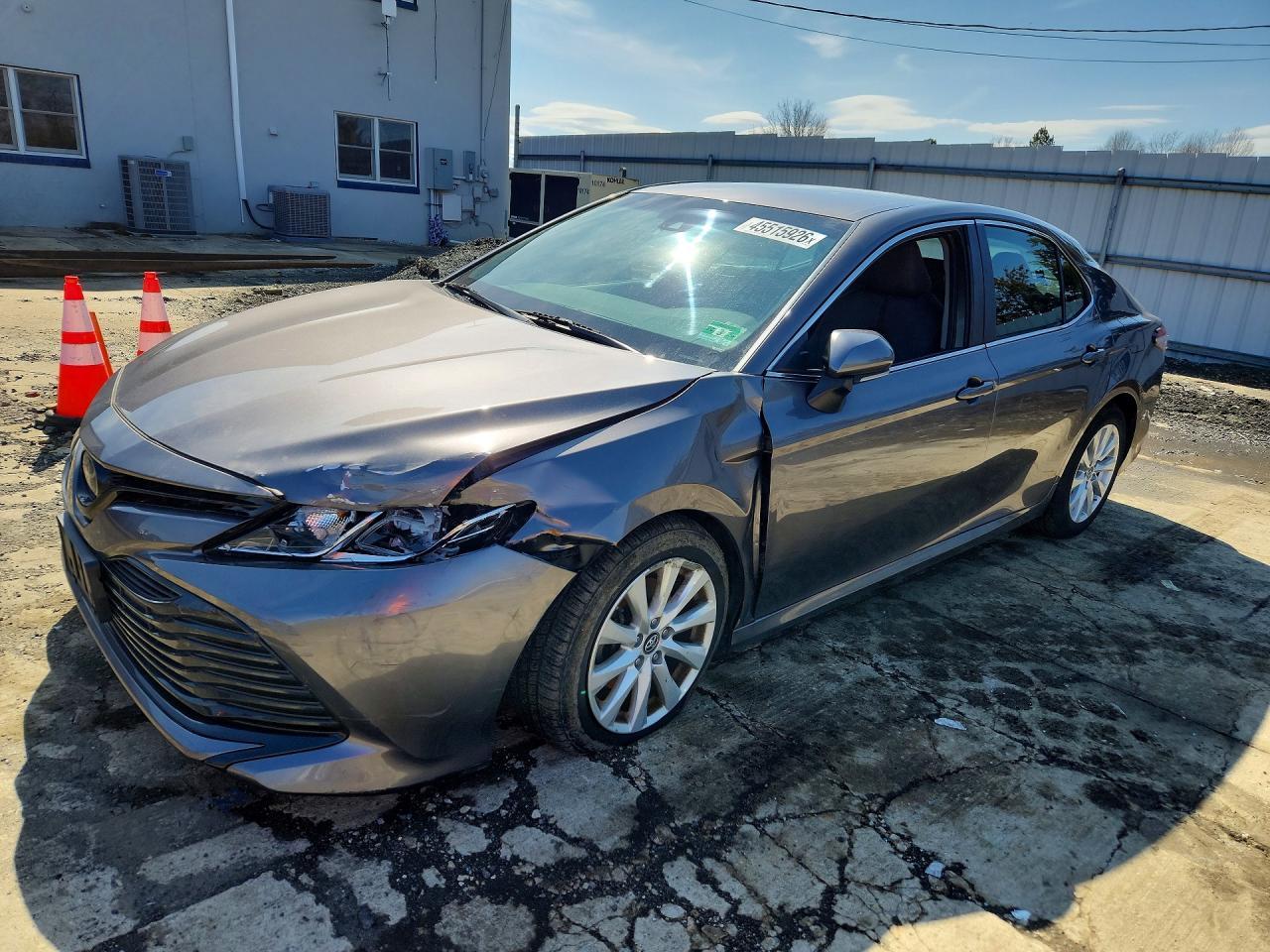 2018 Toyota Camry Le - zdjęcie główne