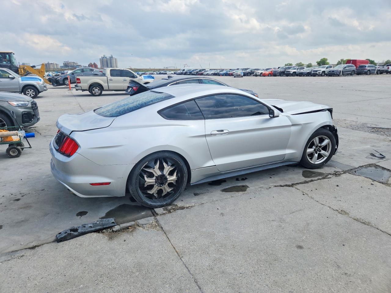 2015 Ford Mustang - zdjęcie 3