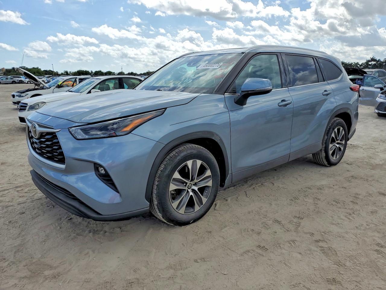 2022 Toyota Highlander Xle - zdjęcie główne