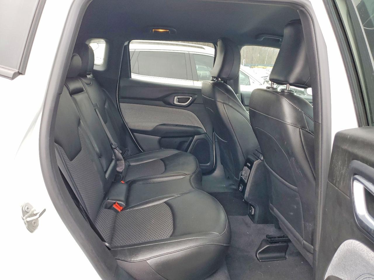 2024 Jeep Compass Latitude - zdjęcie 11