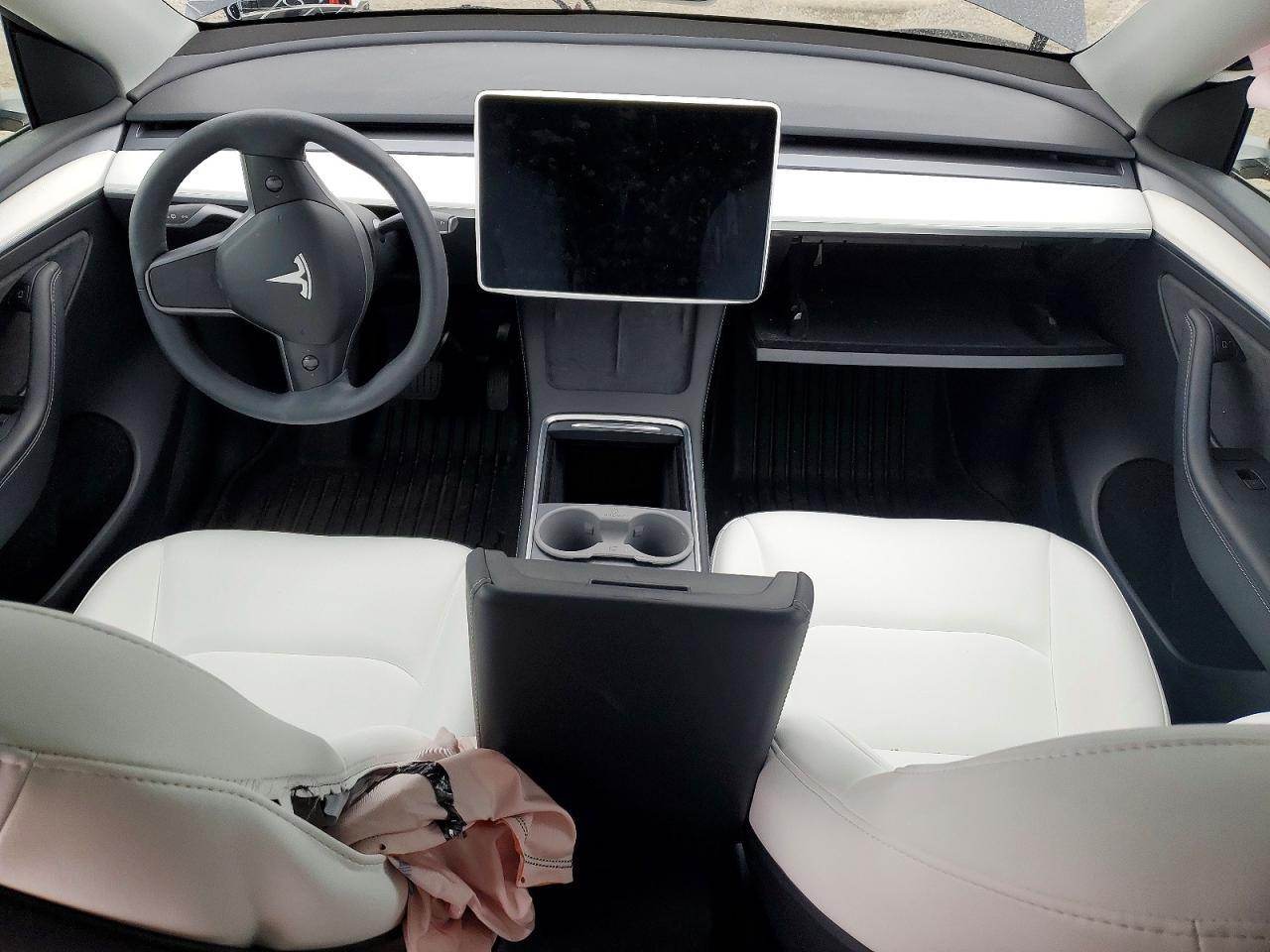 2024 Tesla Model Y - zdjęcie 8