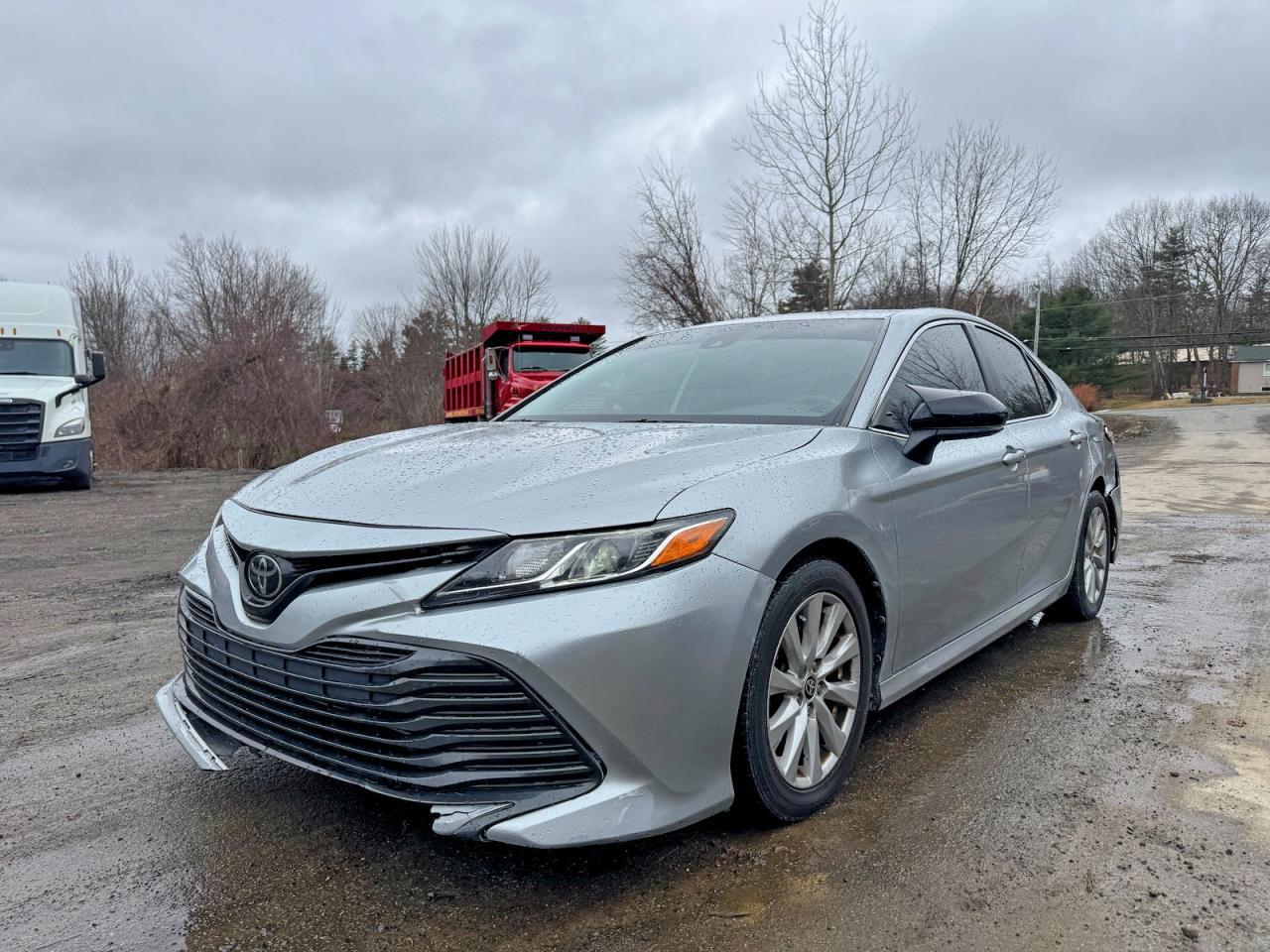 2020 Toyota Camry Le - zdjęcie 2