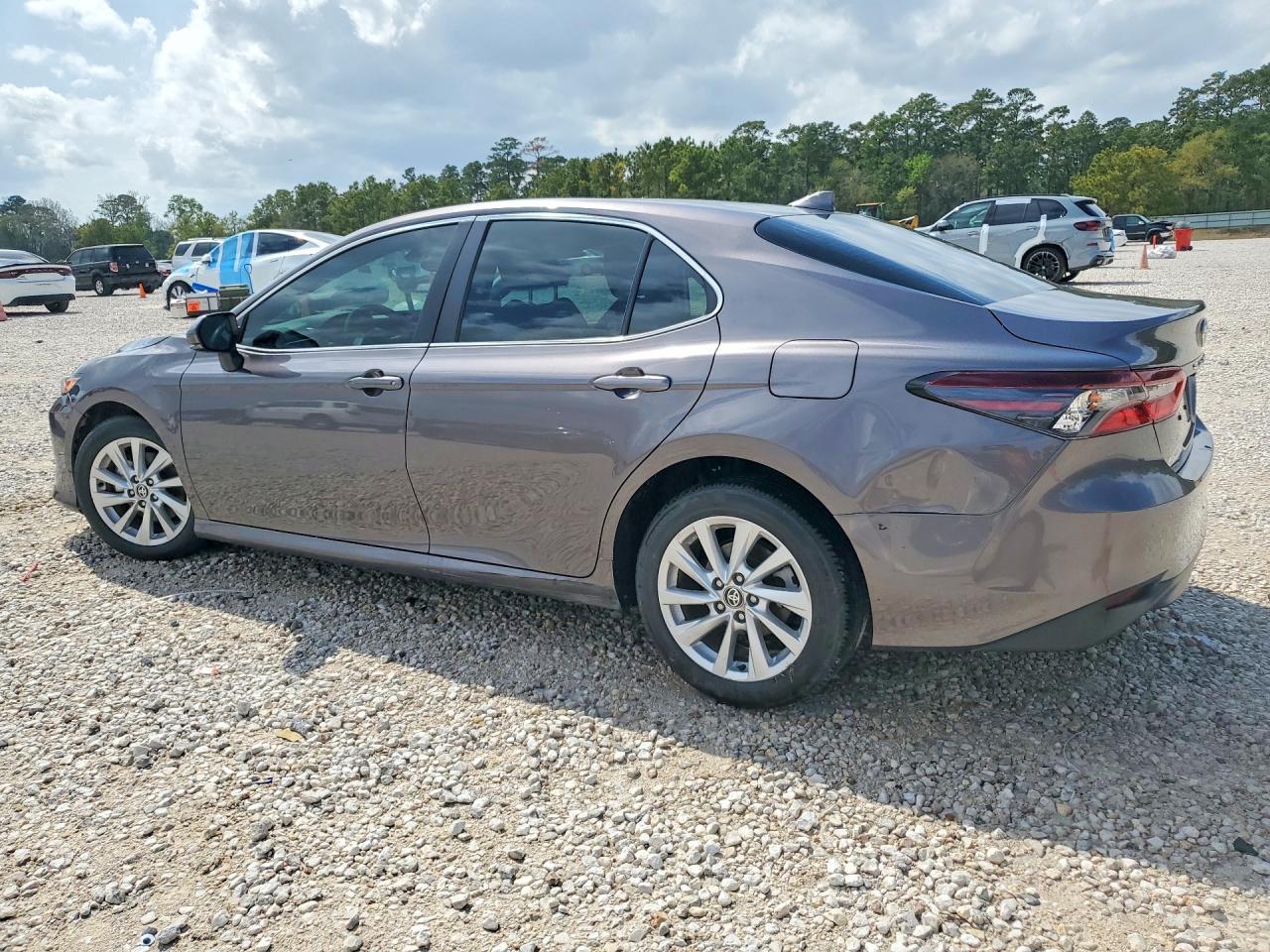 2024 Toyota Camry Le - zdjęcie 2