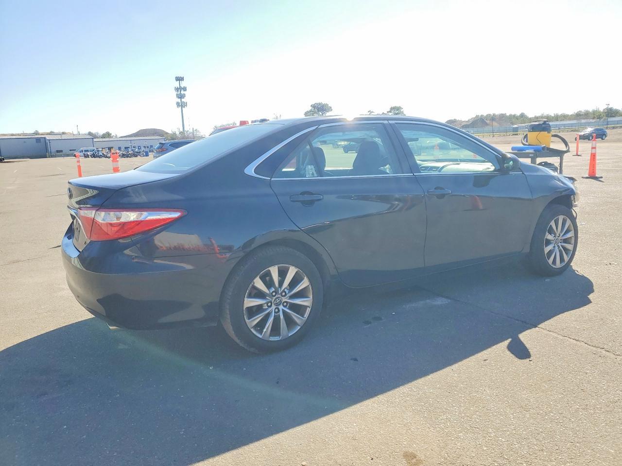 2016 Toyota Camry Xle - zdjęcie 3