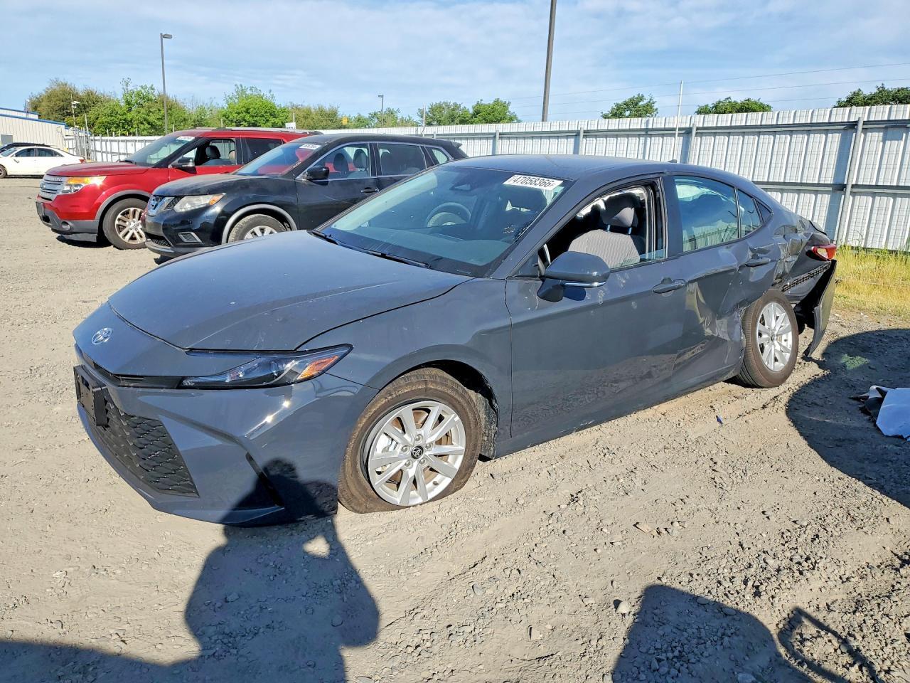2025 Toyota Camry Le - zdjęcie główne
