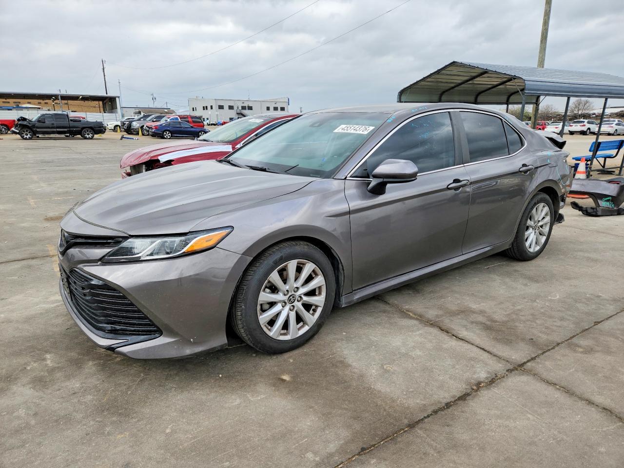 2020 Toyota Camry Le - zdjęcie główne